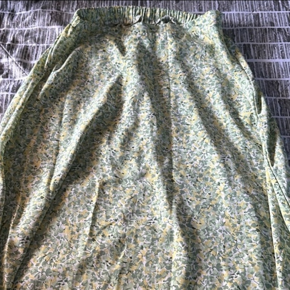 Selling a large green skirt